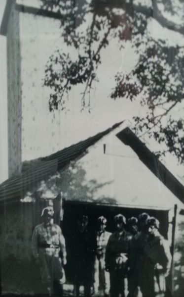 Einsatzmannschaft vor dem ersten Zeughaus mit Holzturm
