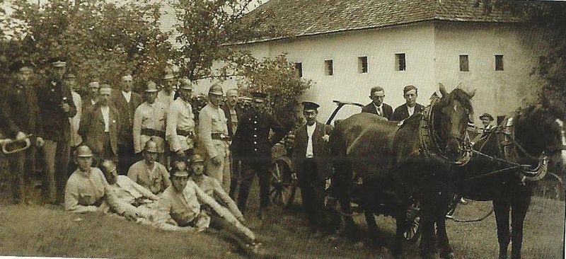 Mitglieder der FF Perwolfing mit der Handpumpe am Pferdewagen ca.1928